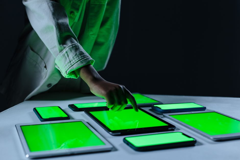 Ruka koristi digitalne tablete na zelenom ekranu